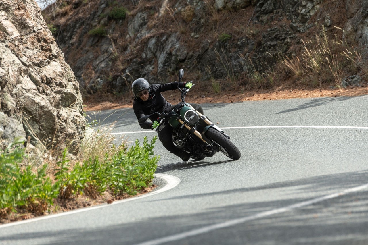 Benelli Leoncino 800 VS CFMOTO 700CL-X Heritage: prova a prendermi!